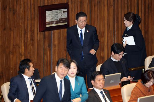 지난달 24일 국회 본회의에서 더불어민주당 김병기(뒷줄 가운데) 의원과 강선우(뒷줄 오른쪽) 의원이 대화하고 있다. /뉴스1