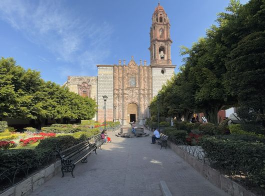 멕시코 산 미겔 데 아옌데(San Miguel de Allende)의 성당(Templo del Oratorio de San Felipe Neri). 성당 앞 광장에 작은 정원을 꾸미고 벤치를 마련해서 미사가 없는 시간에도 주민들의 휴식공간으로 배려한다.