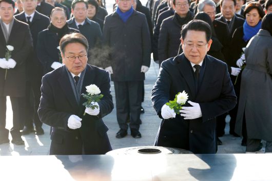 강기정 광주시장(왼쪽)과 김영록 전남도지사가 2일 광주 북구 운정동 국립5·18민주묘지를 찾아 헌화하고 있다./뉴스1