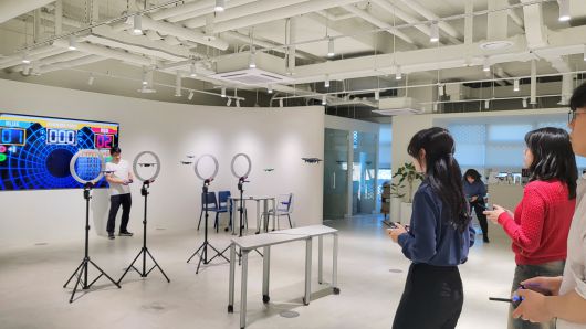 에이럭스 본사 로비에서 직원들이 드론 비행 성능을 테스트하는 모습. /이다인 대표 제공