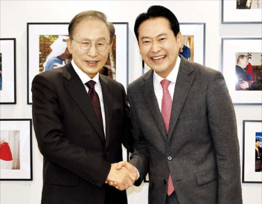 국회사진기자단이명박 전 대통령과 국민의힘 장동혁 대표가 2일 서울 서초구 청계재단 사무실에서 만나 악수하고 있다.