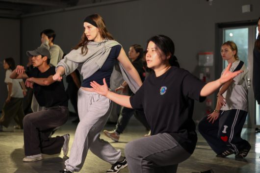 지난달 23일 오전 서울 성동구 원밀리언댄스스튜디오에서 외국인 관광객 등이 K-POP 댄스를 추고 있다. /박성원 기자