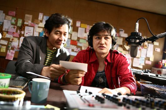 영화 라디오스타에 박중훈과 출연한 안성기.