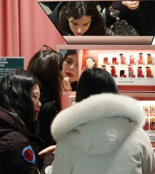 1일 오후 서울 성동구 올리브영 N 성수에서 외국인 관광객들이 화장품을 둘러보거나 체험하고 있다. /박성원 기자