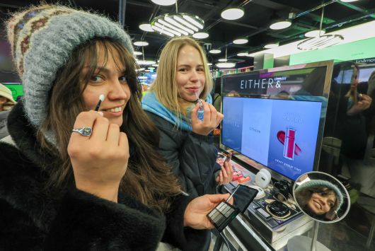 1일 오후 서울 중구 명동 올리브영 명동 타운에서 외국인 관광객들이 화장품을 둘러보거나 체험하고 있다. /박성원 기자