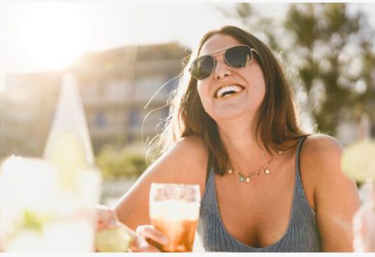 우리는 원하는 것을 모두 가질 수 없다. 그러나 기대를 낮추고 비교에서 물러나 스스로 칭찬한다면 충분히 행복한 감정을 느낄 수 있다. /셔터스톡