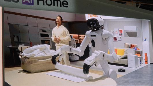 빨래 개는 LG 홈로봇 LG 클로이드./유지한 기자