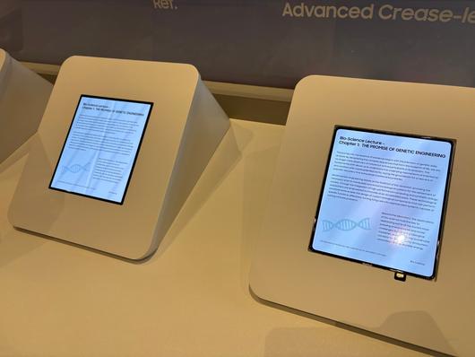 삼성디스플레이가 5일(현지 시각) CES2026에서 처음으로 공개한 주름이 안보이는 폴더블디스플레이(오른쪽). 기존 제품(왼쪽)보다 펼친 상태에서 주름이 거의 보이지 않는다. /김성민 기자