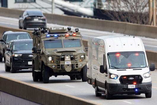 니콜라스 마두로 베네수엘라 대통령 부부가 5일 미국 뉴욕 남부연방법원으로 호송 중이다./로이터 연합뉴스