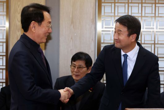 김도읍 국민의힘 의원과 한병도 더불어민주당 의원이 6일 오후 서울 여의도 국회에서 열린 제27회 백봉신사상 시상식에서 악수를 하고 있다. /뉴시스