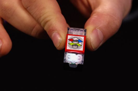 레고가 5일(현지 시각) 미 라스베이거스 만달레이 베이 호텔 컨벤션 센터에서 열린 ‘CES 2026’ 프레스 콘퍼런스에서 공개한 '스마트 브릭'/AFP 연합뉴스