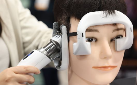 스스로 머리칼 잘라요 - 4일 미국 라스베이거스에서 열린 CES 2026 언베일드에서 공개된 AI 보조 도구 '글라이드'. 스마트폰으로 머리 모양을 고르고 이발기를 사용하면 스스로 머리칼을 자를 수 있다. /연합뉴스