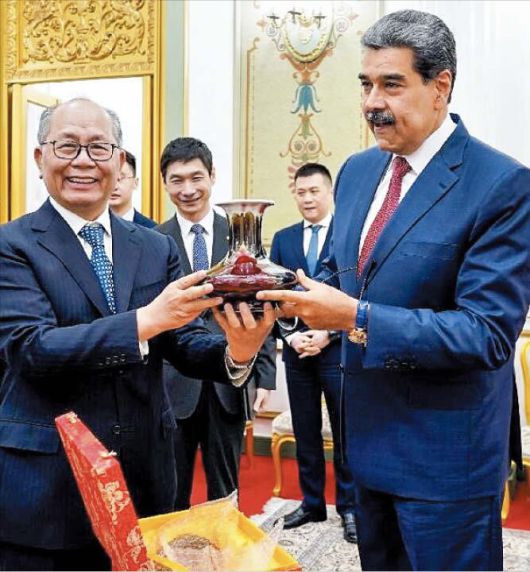 X미국의 공습 6시간 30분 전인 2일 저녁 니콜라스 마두로(오른쪽) 베네수엘라 대통령이 카라카스 대통령궁에서 중국 대표단과 만나고 있다.
