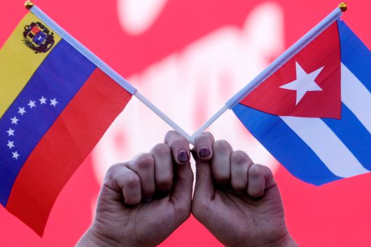 베네수엘라와 쿠바 국기. 마두로 베네수엘라 대통령을 경호하던 쿠바 정보기관은 미군 급습 과정에서 32명의 요원을 잃었다. /AFP 연합뉴스
