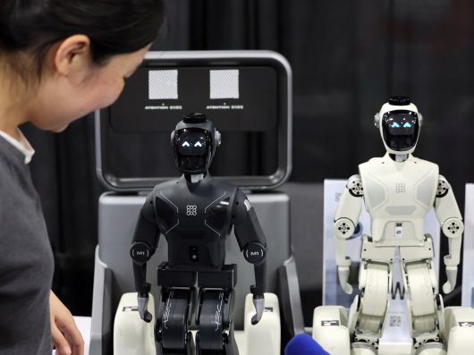 키 38cm 중국의 고성능 로봇 - 4일 언베일드 행사에 전시된 중국 제로스의 초소형 휴머노이드. 키는 약 38㎝ 정도에 불과하지만, 카메라와 AI를 탑재한 고성능 로봇이다. /뉴스1