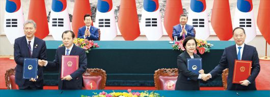 뉴스1노재헌(앞줄 왼쪽부터) 주중 대사와 류웨이 중국 교통운수부 부장(장관), 한성숙 중소벤처기업부 장관과 리러청 중국 공업정보화부 부장이 5일 중국 베이징 인민대회당에서 이재명 대통령과 시진핑 국가주석이 참석한 가운데 각각 교통 분야 협력 및 중소기업·혁신 분야에 관한 양해각서(MOU)를 체결하고 있다.