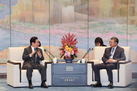 중국을 국빈 방문 중인 이재명 대통령이 6일 천지닝 상하이시 당서기와 만찬에 앞서 사전 환담을 하고 있다./뉴스1