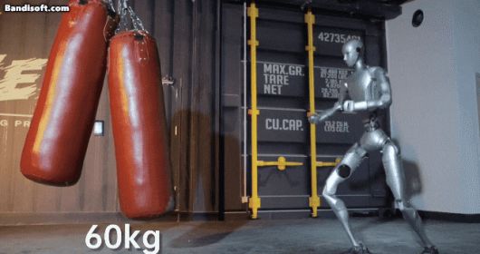 중국 로봇 기업 유니트리의 휴머노이드 로봇 'H2'가 날아차기를 하고 있다./ 유니트리