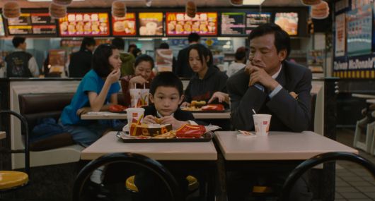 영화 '하나 그리고 둘'. 시무룩한 꼬마 양양을 아빠 NJ가 맥도날드에 데려갔습니다./에무필름즈