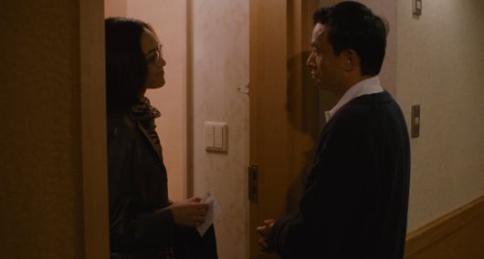 영화 '하나 그리고 둘'에서 30년 만에 재회한 셰리(왼쪽)와 NJ. 다시 만나자고 하는 셰리에게 NJ의 답은./에무필름즈