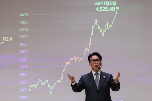 김민석 국무총리가 7일 오후 경남 사천시 한국항공우주산업(KAI)에서 열린 K-국정 설명회에서 이재명 정부의 경제 성과를 소개하고 있다. /연합뉴스