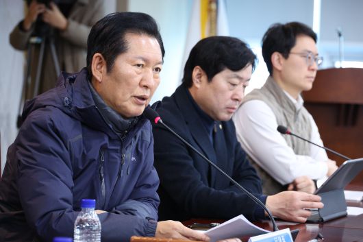 정청래 더불어민주당 대표가 7일 서울 송파구 서울시농수산식품공사에서 열린 서울 민생 현장 최고위원회의에서 발언하고 있다. /뉴스1