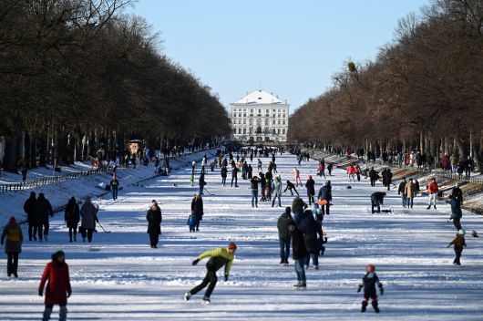 4일 독일 뮌헨의 님펜부르크 궁전 앞 얼어붙은 님펜부르크 운하 위에서 사람들이 스케이트를 타고 있다. /로이터 연합뉴스