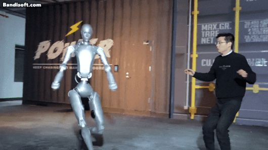 중국 로봇 기업 유니트리의 휴머노이드 로봇 'H2'가 날아차기를 하고 있다./ 유니트리