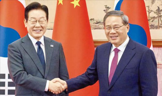 뉴스1중국을 국빈 방문 중인 이재명 대통령이 6일 베이징 조어대에서 중국 서열 2위인 리창 국무원 총리와 기념촬영을 하고 있다.