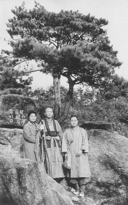 속가 언니인 인자와 청담 스님, 묘엄 스님(왼쪽부터). /조계종출판사