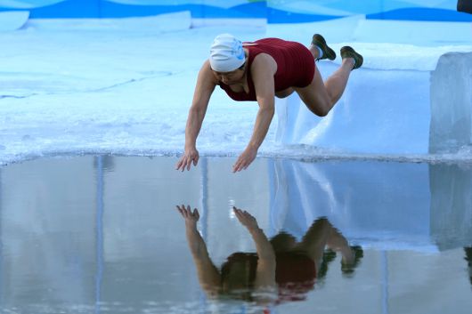 1월 5일 중국 헤이룽장성 하얼빈에서 한 여성이 수영을 하기 위해 얼음 물속으로 뛰어들고 있다./AP 연합뉴스