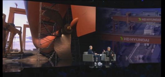 6일 개막한 CES 2026에서 열린 지멘스 키노트 스피치에서  롤란트 부시 지멘스  최고경영자와 젠슨 황 엔비디아 CEO가 디지털 트윈 협력 사례로 'HD현대'를 언급하고 있다.(영상 캡쳐)/뉴스1