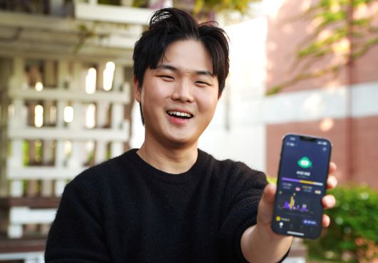 터닝을 보여주면서 웃고 있는 문 대표. /더비비드