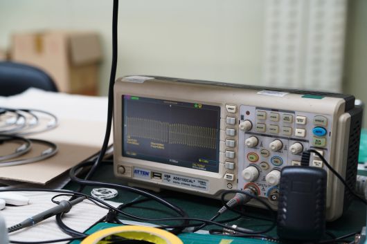 전압측정기로 슬리피솔 플러스의 성능을 최종 확인하는 모습. /더비비드