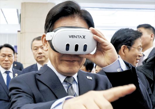 연합뉴스이재명 대통령이 7일 중국 상하이 국제회의센터에서 열린 한중 벤처 스타트업 서밋 행사에서 VR(가상현실) 기기를 체험하고 있다.
