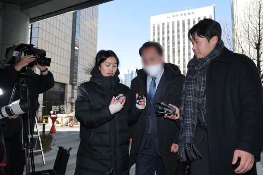 더불어민주당 김병기 전 원내대표에게 '공천 헌금'을 건넸다는 내용의 탄원서를 작성한 전직 동작구의원 A 씨가 8일 피의자 신분으로 경찰에 출석하고 있다. /연합뉴스