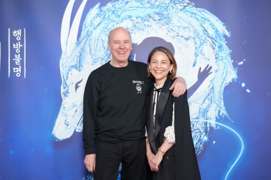 7일 서울 예술의전당 CJ라운지에서 열린 공연 '센과 치히로의 행방불명' 미디어 콜에 참석한 창작진들. 연출가 존 케어드(왼쪽)와 공동 번안을 맡은 부인 이마이 마오코. /CJ ENM