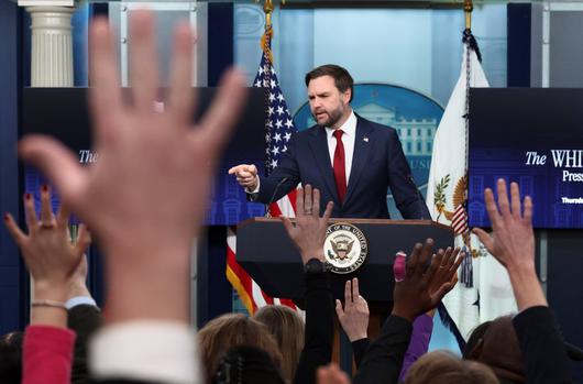 J D 밴스 부통령이 8일 백악관 브리핑에서 질문을 받고 있다. /로이터 연합뉴스