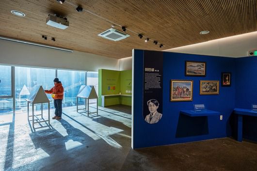 '중랑망우공간' 2층 전시실에선 망우역사문화공원에 잠든 근·현대 예술인들을 조망하는 '모던 감각: 망우의 예술가들' 전시가 2월 20일까지 열린다. / 양수열 영상미디어 기자