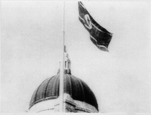 1950년 6월 28일 서울을 점령한 인민군은 중앙청 꼭대기에 인공기를 내걸었다.