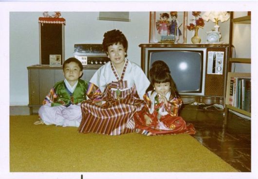 한복 차림으로 모친과 나란히 앉은 유년의 짐 리(맨 왼쪽). /인스타그램