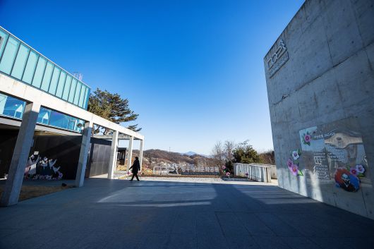 용마봉에서 망우산 방향으로 하산하면 ‘망우역사문화공원’이 기다린다. 2022년 복합 문화 공간 '중랑망우공간' 개관 후 214만명이 다녀가며 서울둘레길의 명소로 자리 잡았다. / 양수열 영상미디어 기자