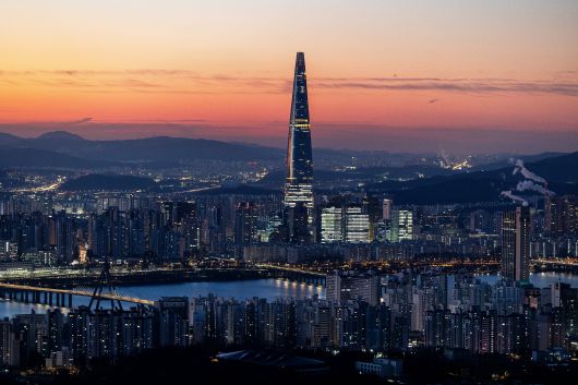 해가 뜰 무렵, 용마산 전망대에서 클로즈업해 본 잠실 일대의 풍경. / 양수열 영상미디어 기자