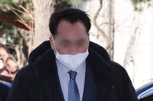 김병기 더불어민주당 의원에게 공천헌금을 건넸다는 내용의 탄원서를 작성한 서울 동작구의회 전직 구의원 전모씨가 지난 8일 서울 마포구 서울경찰청 공공범죄수사대에 피의자 신분으로 출석했다./뉴스1