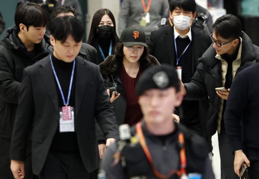 2022년 지방선거 국면에서 더불어민주당 소속이던 강선우 의원에게 '공천헌금' 1억원을 전달한 의혹을 받는 김경 서울시의원이 11일 인천국제공항 1터미널을 통해 입국하고 있다./연합뉴스