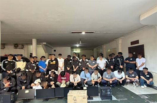 청와대는 12일 캄보디아 거점 성 착취 스캠범죄 조직원 26명을 검거했다고 밝혔다. 사진은 피의자 및 압수물 전체 촬영 모습./청와대