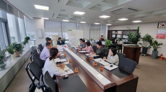 대구 달성군 관계자들이 미나리 유통의 비정상적 관행의 정상화를 위해 지원방안 등을 논의하고 있다./달성군