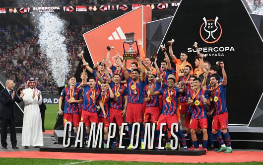 16일 스페인 슈퍼컵 결승에서 레알 마드리드를 꺾고 우승을 차지한 FC 바르셀로나 선수들이 우승 세리머니를 하며 기뻐하고 있다./EPA 연합뉴스