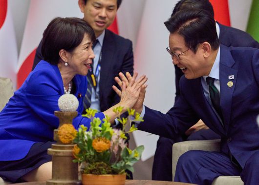 이재명 대통령이 23일(현지시간) 주요 20개국(G20) 정상회의가 열린 남아프리카공화국 요하네스버그 나스렉 엑스포센터에서 다카이치 사나에 일본 총리와 비공식 약식 회담을 하고 있다./연합뉴스