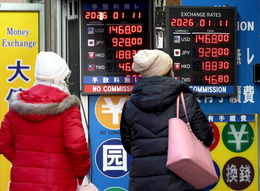 이재명 대통령이 작년 6월 취임한 이후 '빚 내서 돈 풀기' 정책을 사용하면서 달러 대비 원화 환율이 상승 압박을 받고 있다. 사진은 지난 1월 11일 서울 중구 명동 환전소./뉴시스